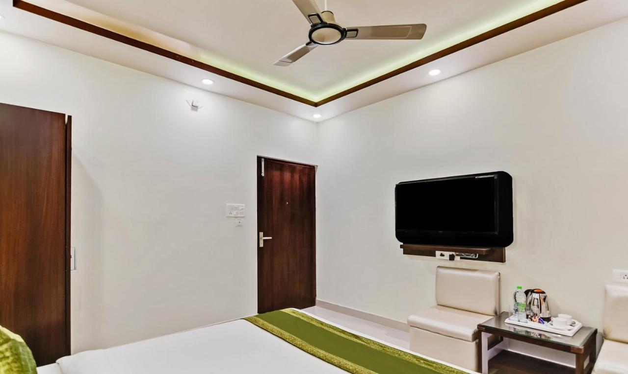 Отель Treebo Resto- Near Lucknow Railway Station Экстерьер фото